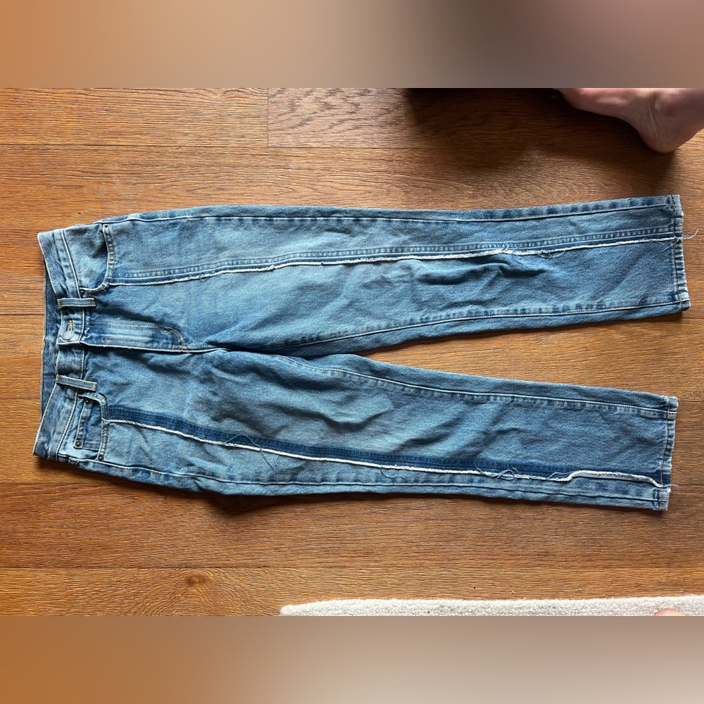 Carmar jeans with raw hem detailing! Size 26